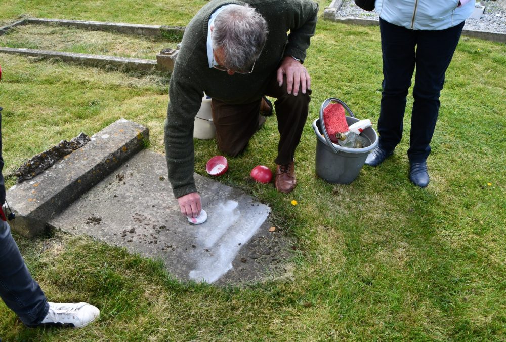 How to Read and Record a Churchyard: A Beginner's Guide to Recording Memorials - David and Veronica Stonehouse