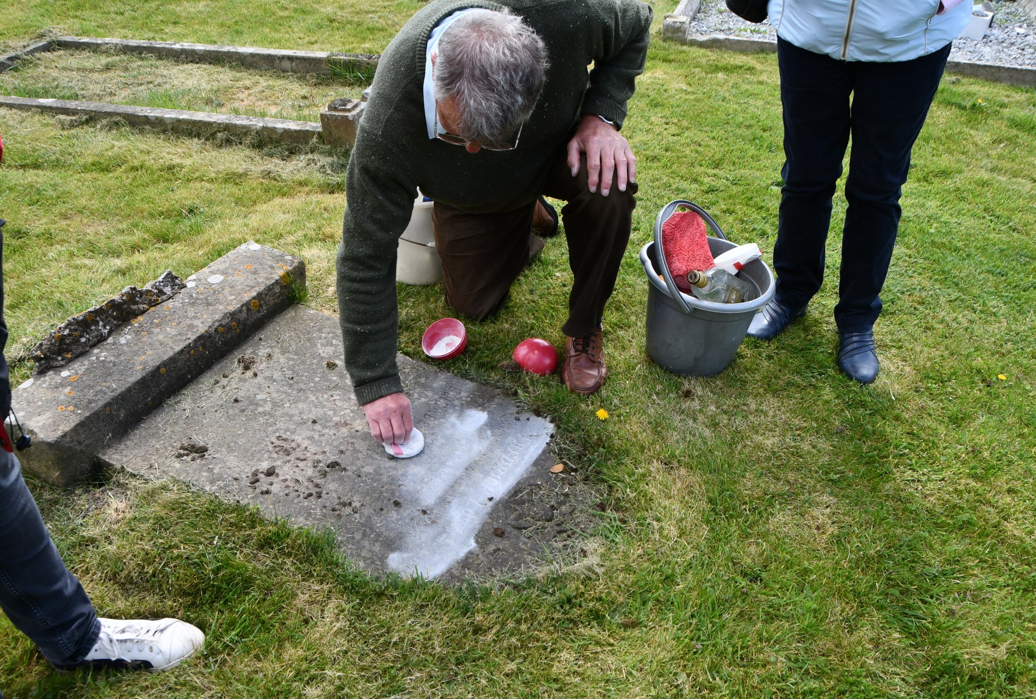 How to Read and Record a Churchyard: A Beginner's Guide to Recording Memorials - David and Veronica Stonehouse